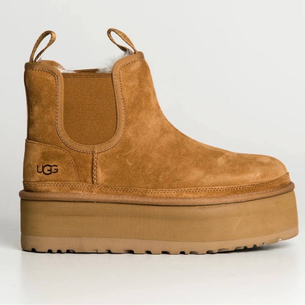 SOLD‼️ Ugg Neumel Chelsea Platform Boots